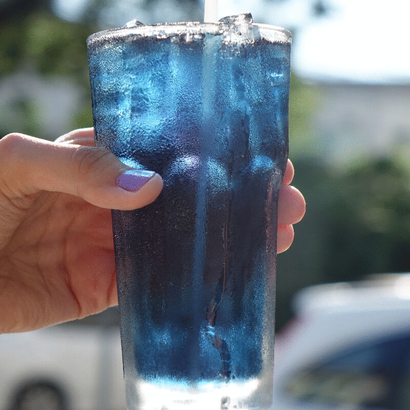 Von Blau zu strahlendem Violett: Blauer Tee mit Limettensaft
