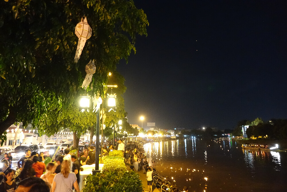 Der Ping Fluss in Chiang Mai zu den Loy Krathong Festivitaeten
