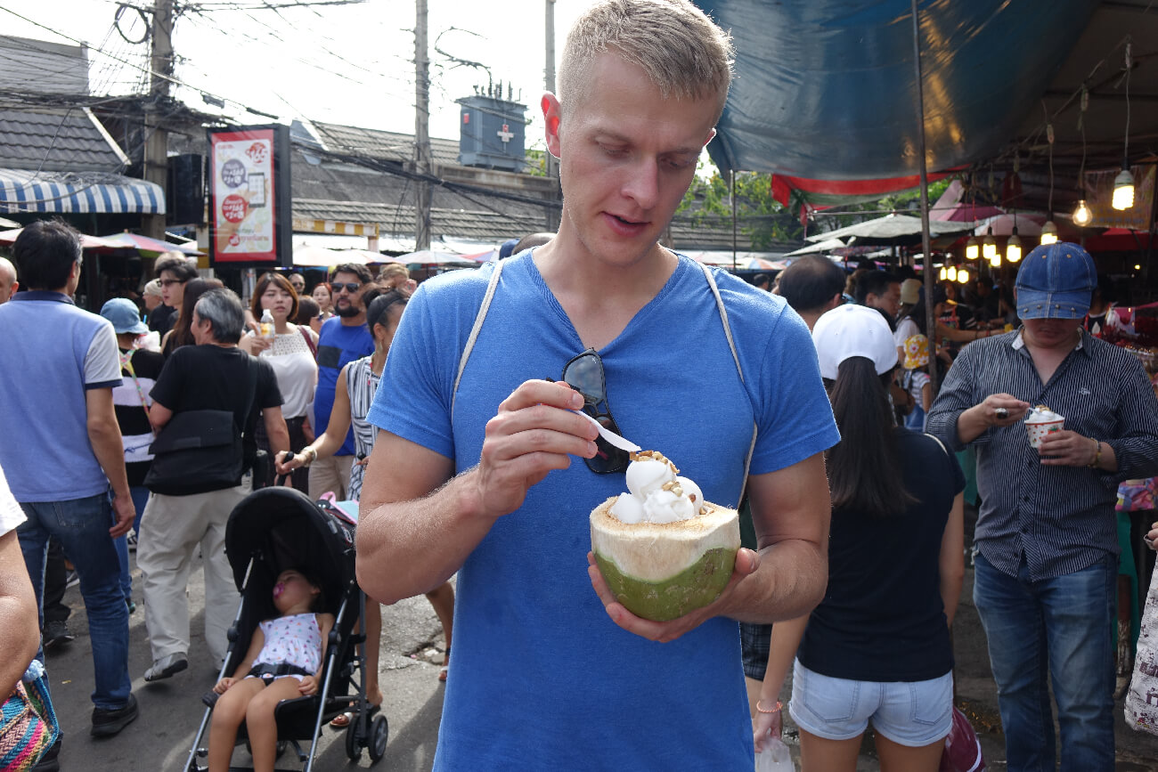 Henning isst Kokoseis
