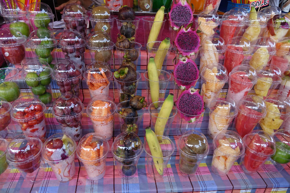 Tropische Fruechte an einem Streetfood Stand in Bangkok