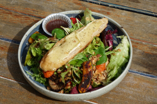 Gruener gemischter Salat fuer eine gesunde Ernaehrung