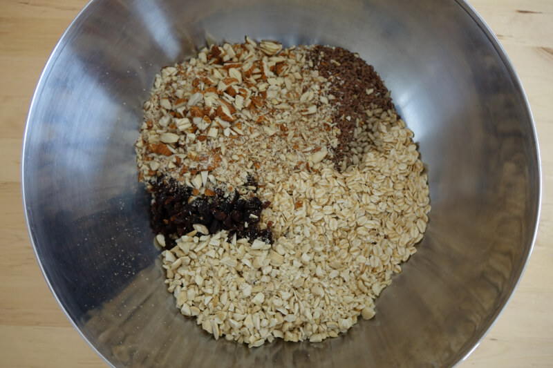Backen mit Kokosoel: Granola Zutaten einfach vermischen